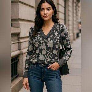 Minnie Rose Floral Knit V-Neck Sweater – Size Small